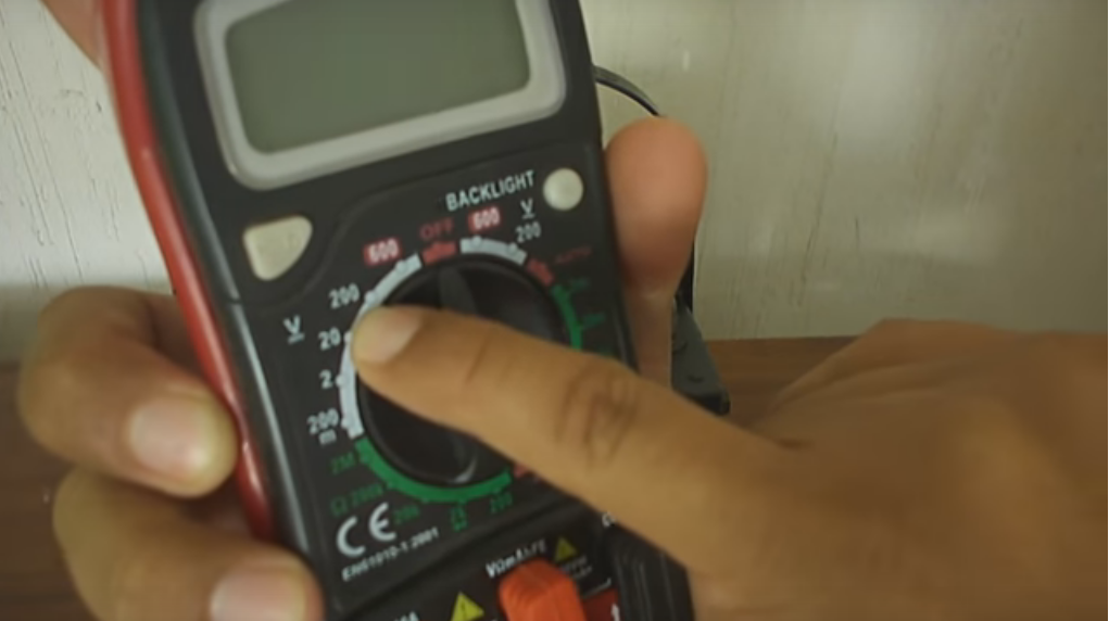 como medir voltaje de una bateria